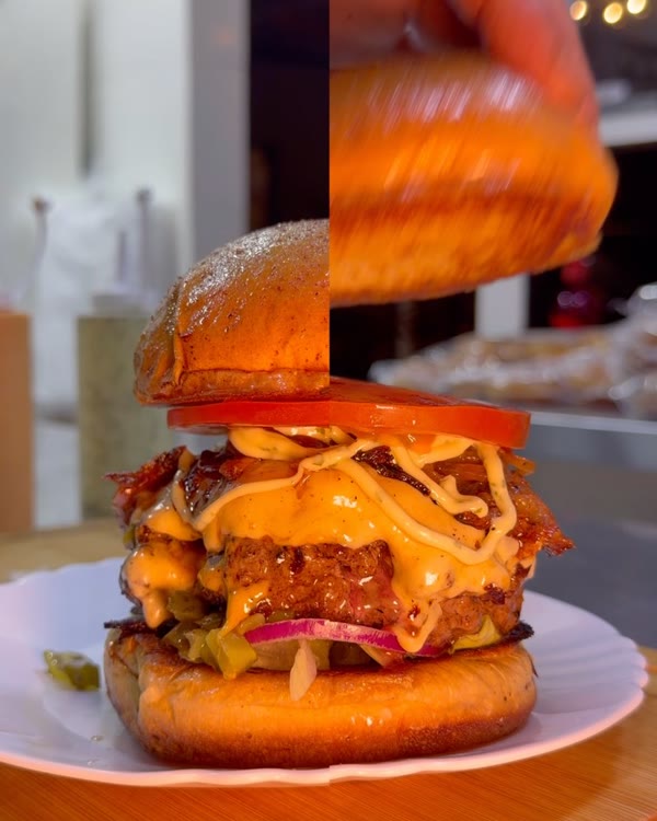 Hambúrguer sendo montado com bacon e queijo