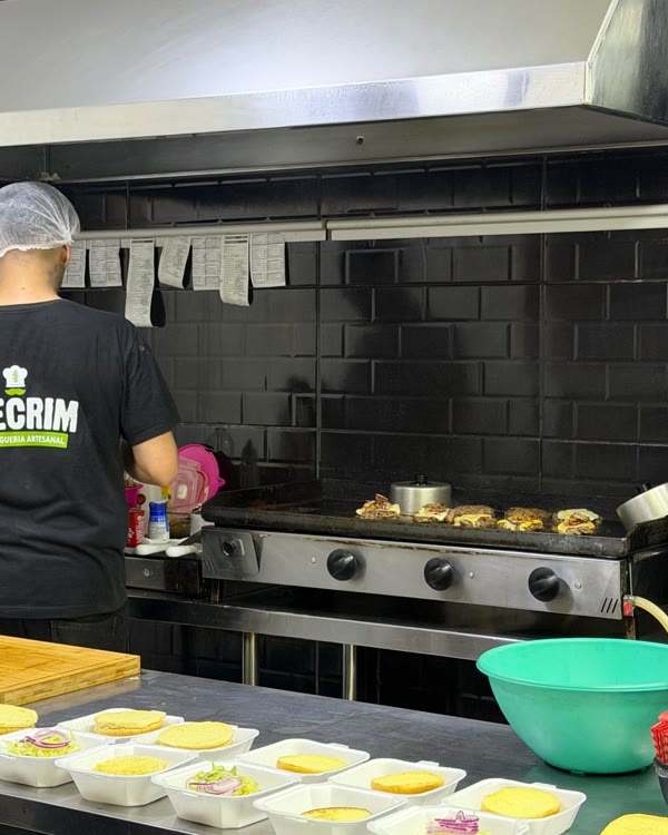 Cozinha do Alecrim com a chapa e os pães separados
